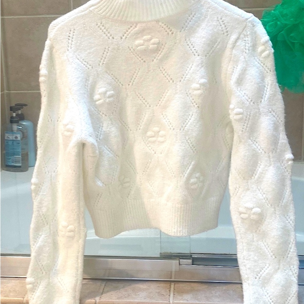 Francesca’s size small crop white sweater. New w/o tags.